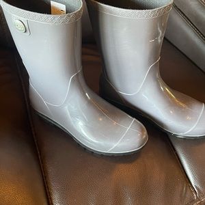 Womens ugg rain boots. Very little wear.